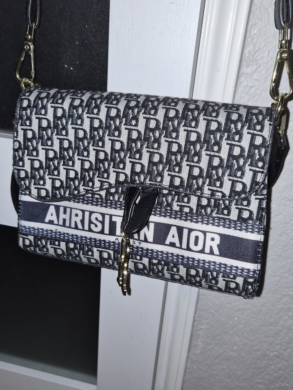 AiOR Crossbody Bag